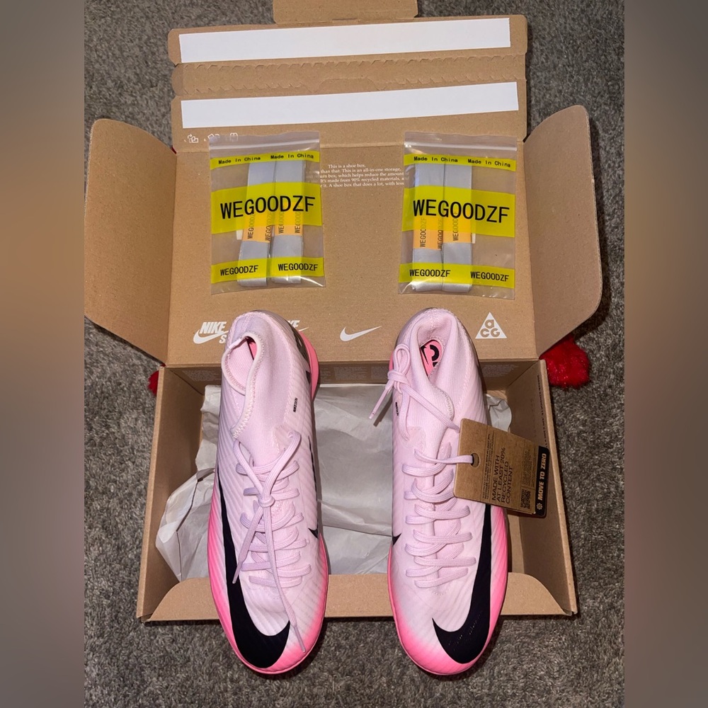 Zoom Superfly 9 Academy IC

Women’s 9 Soccer Turfs
Pink/Black
2 pairs of laces